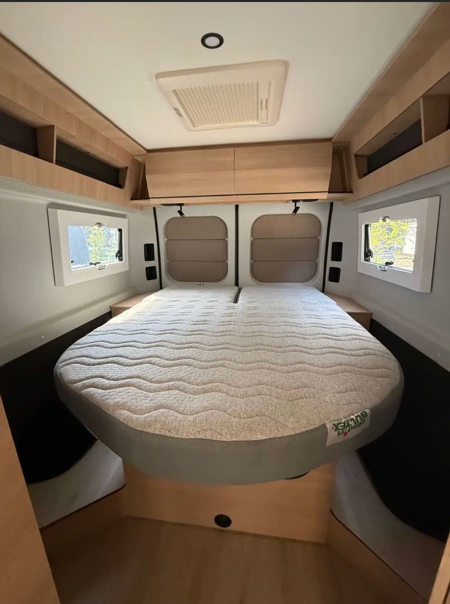 Cama Central en una Van de  6 mts.